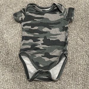 Little sleepies Camo onesie 3-6m